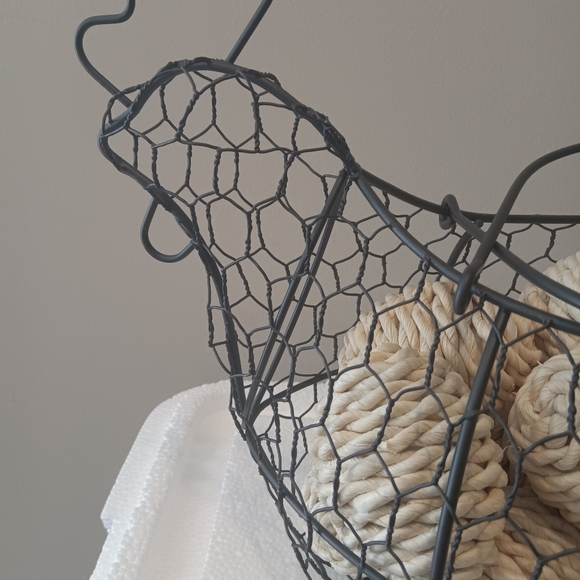 Metal Chicken with Eggs - Picture 2 of 7